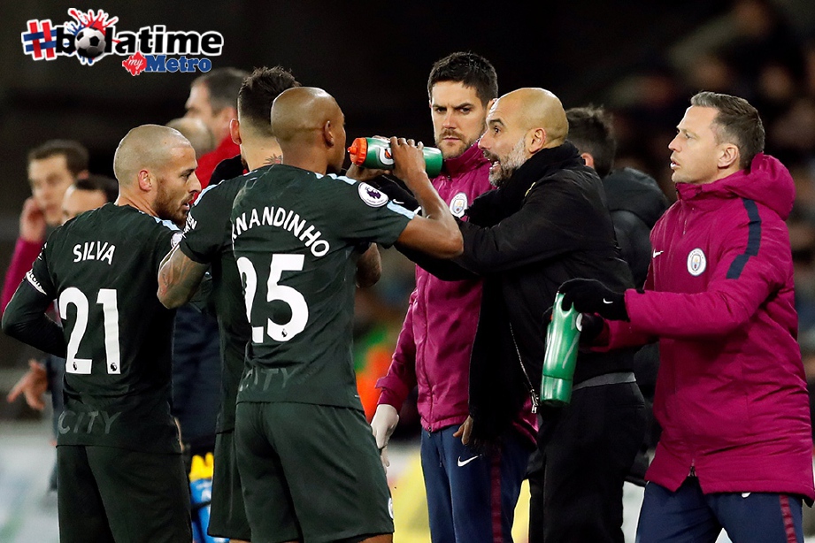  GUARDIOLA (tengah) memberi kata semangat kepada pemainnya. FOTO/AFP 