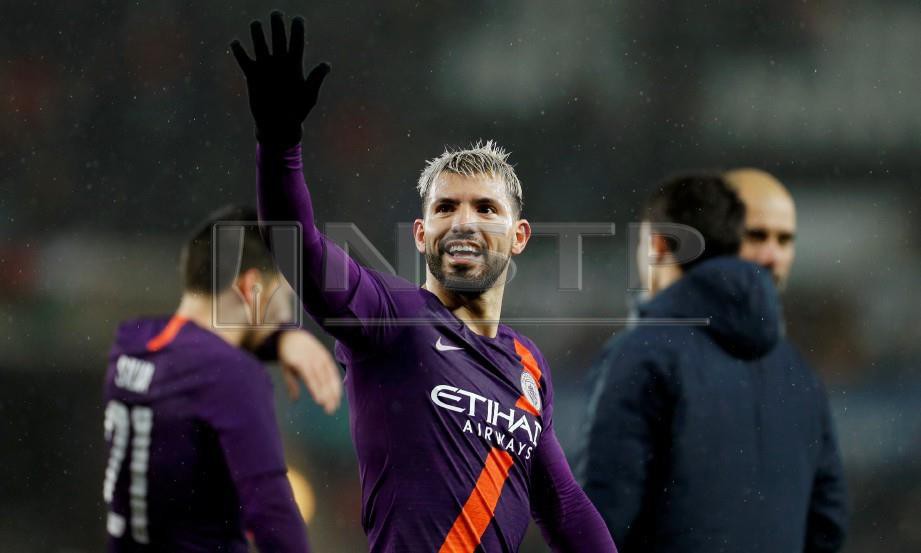 Penyerang Manchester City, Sergio Aguero meraikan jaringan ketiga untuk memastikan kemenangan pasukannya. FOTO Reuters.