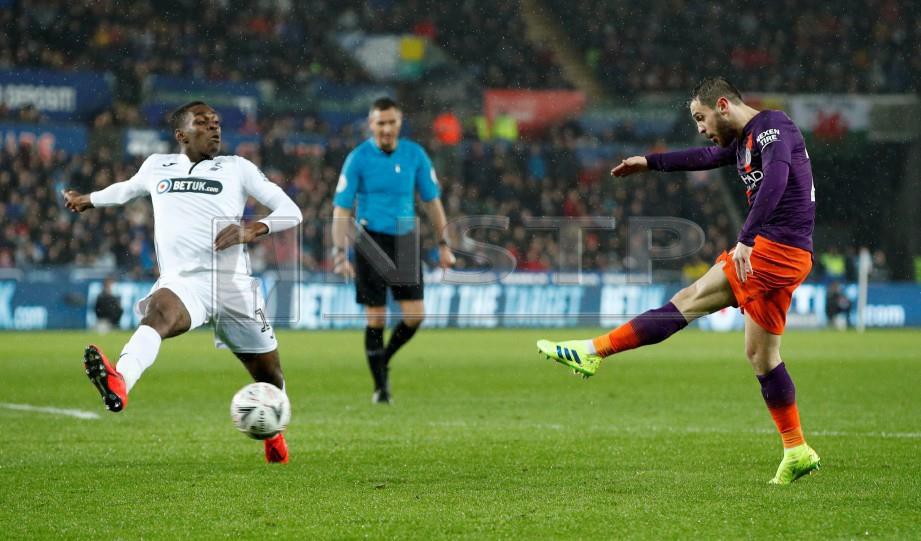 AKSI Silva menjaringkan gol pertama City ketika menentang Swansea. - FOTO Reuters  