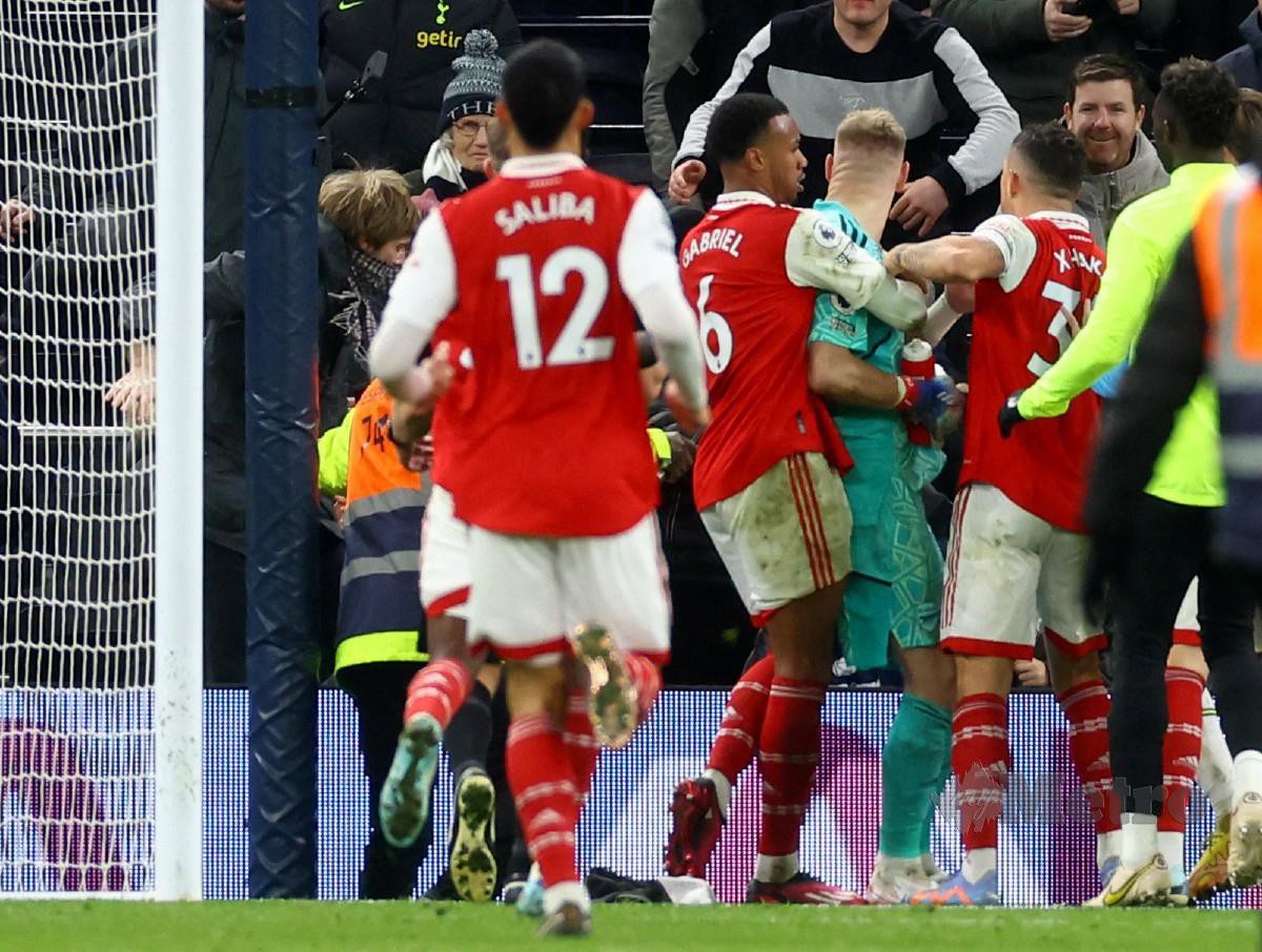 RAMSDALE diserang penyokong Tottenham selepas membantu Arsenal melakar kemenangan. -FOTO Reuters 