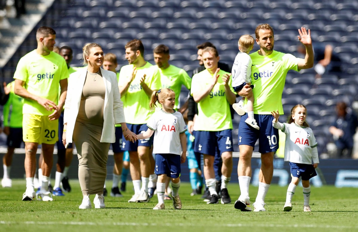 KANE bersama keluarganya melambai ke arah penyokong Tottenham. -FOTO Reuters 