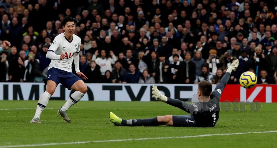 AKSI Heung-min menewaskan penjaga gol Burnley untuk gol ketiga Spurs di Stadium  Tottenham Hotspur. FOTO Reuters