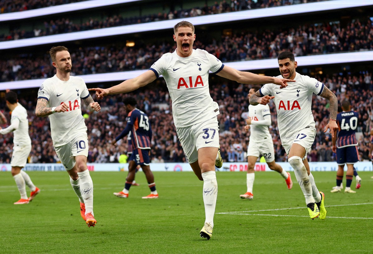 DE VEN meraikan kejayaan meledak gol buat Spurs. -FOTO Reuters 