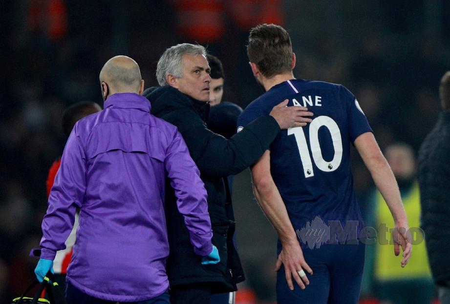 MOURINHO menenangkan Kane ketika berjalan keluar selepas mengalami kecederaan. FOTO Reuters  