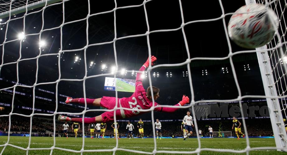 SON Heung-min menjaringkan gol ketiga menerusi penalti. FOTO Reuters  