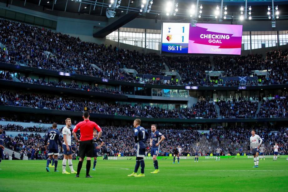 Paparan VAR di Stadium Tottenham Hotspur cetus kontroversi. FOTO Reuters
