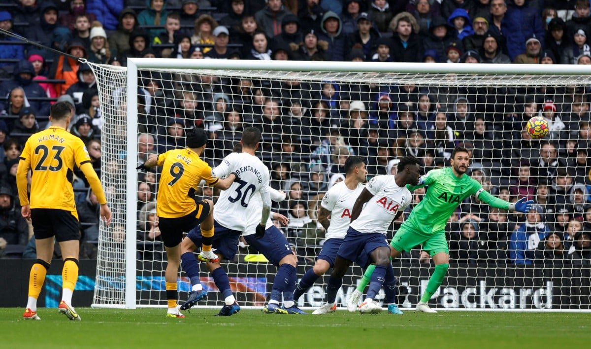 Penyerang Wolves, Raul Jimenez (dua kiri) meledak gol pembukaan berdepan Tottenham. FOTO Reuters