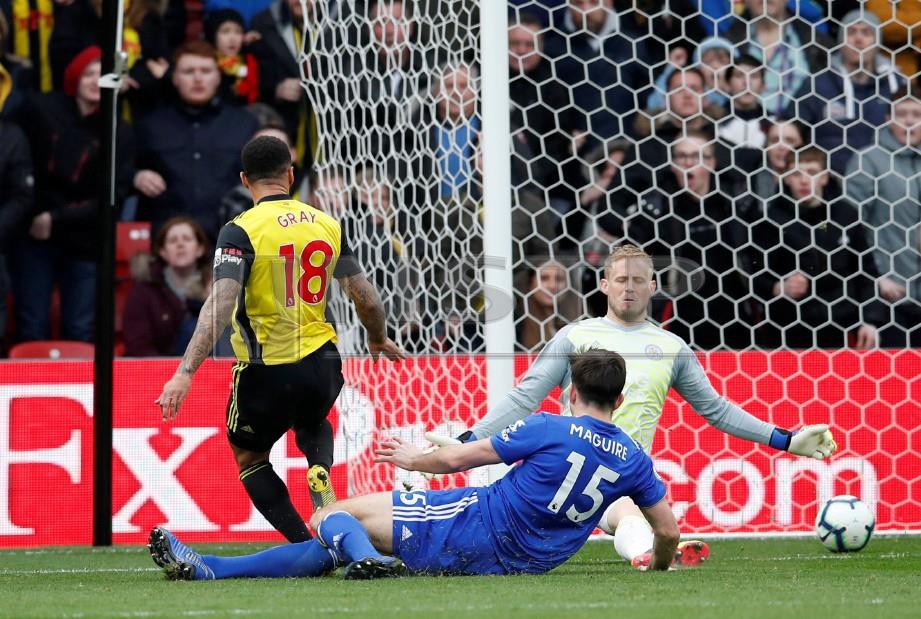  AKSI Gray menjaringkan gol kedua Watford ketika menewaskan Leicester. - FOTO Reuters 