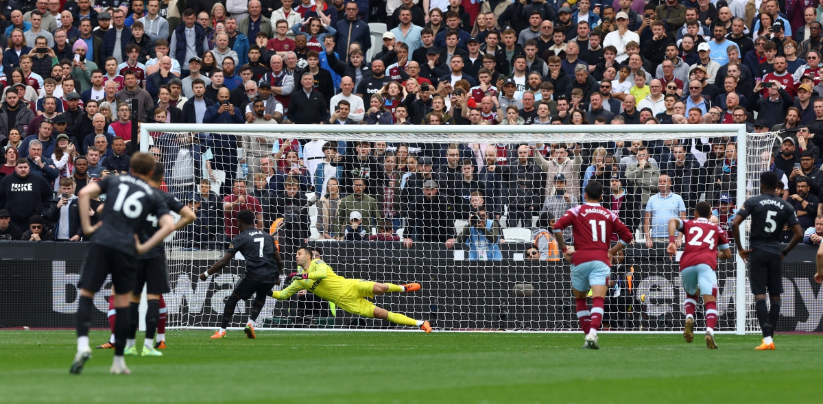 REMBATAN penalti Saka yang tersasar ketika Arsenal seri 2-2 dengan West Ham di Stadium London. FOTO Reuters  