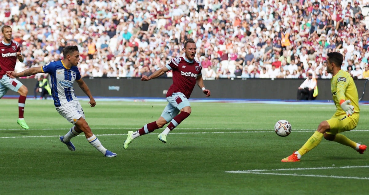 TROSSARD (dua dari kiri) meledak gol kedua Brighton. FOTO Reuters