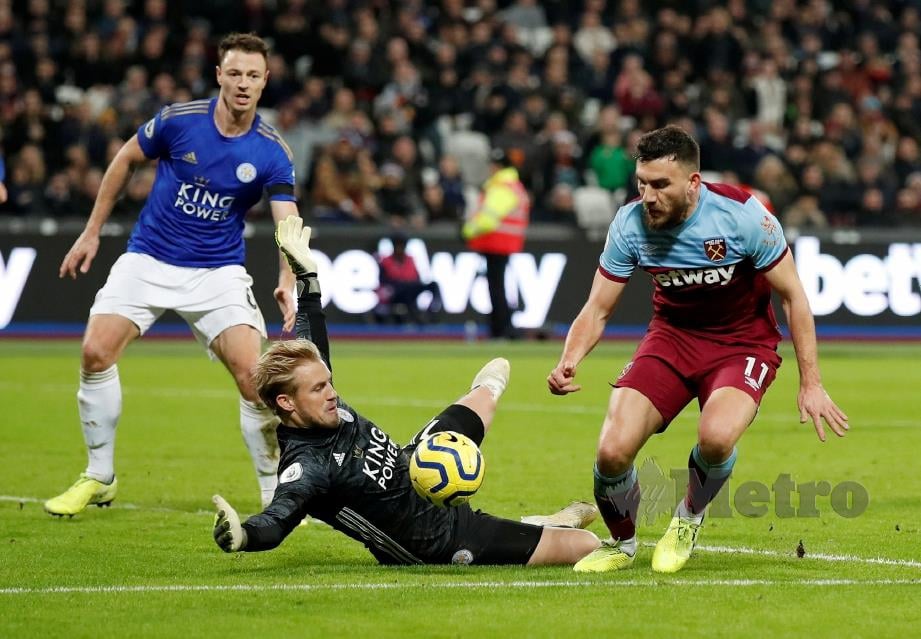 PEMAIN West Ham,  Robert Snodgrass cuba mengatasi penjaga gol  Leicester City,  Kasper Schmeichel di Stadium London. FOTO Reuters  