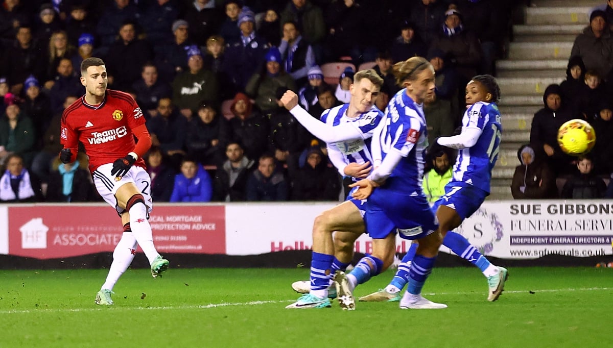AKSI Dalot menjaringkan gol pertama United. FOTO Reuters  