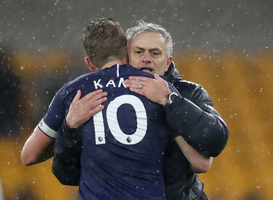 JOSE Mourinho dan Harry Kane. FOTO Reuters