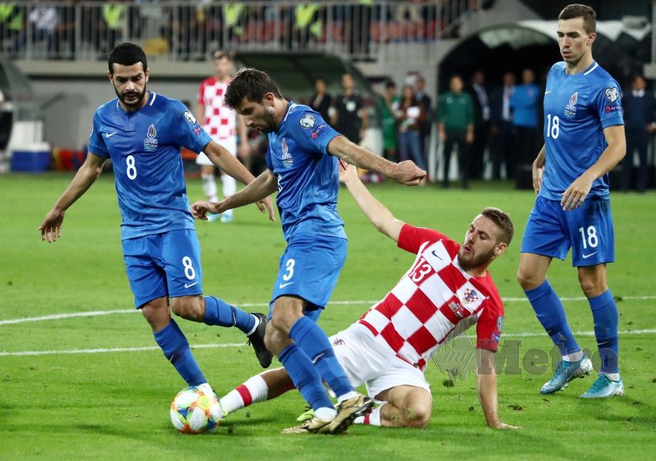 PEMAIN Croatia, Nikola Vlasic mengasak pemain Azerbaijan,  Shahriyar Rahimov  di Bakcell Arena. - FOTO Reuters