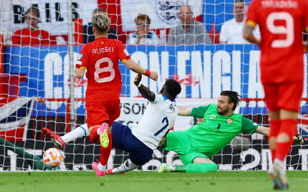 AKSI Saka menjaringkan gol kelima England.  FOTO Reuters