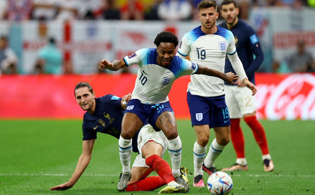 AKSI Sterling ketika England menentang Perancis di Piala Dunia Qatar.  FOTO Reuters