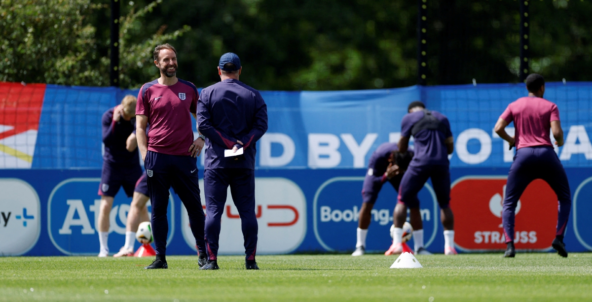SOUTHGATE (kiri) ketika sesi latihan England. FOTO Reuters 