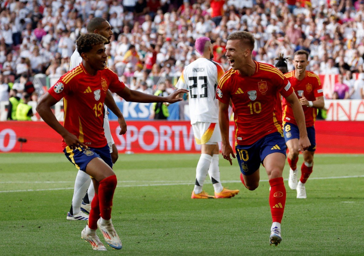 OLMO meraikan kejayaannya menjaringkan gol pertama Sepanyol bersama Lamine Yamal. -FOTO Reuters