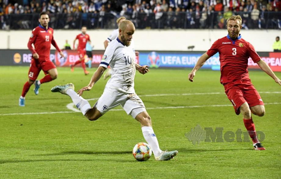 Penyerang Finland, Teemu Pukki (kiri) menjaringkan dua gol buat pasukanya ketika berdepan Armenia. FOTO Reuters 