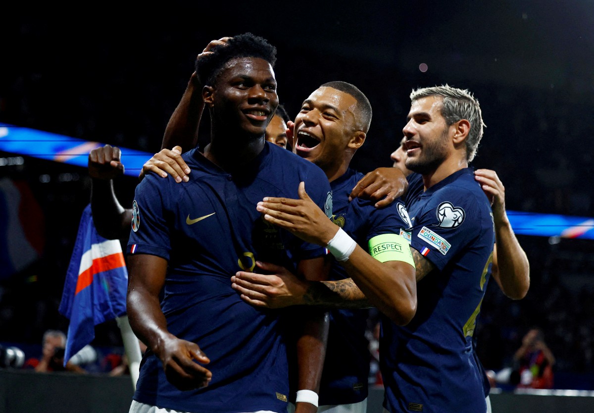 TCHOUAMENI meraikan kejayaannya meledak gol bersama rakan pasukan, Kylian Mbappe dan Theo Hernandez. -FOTO Reuters  