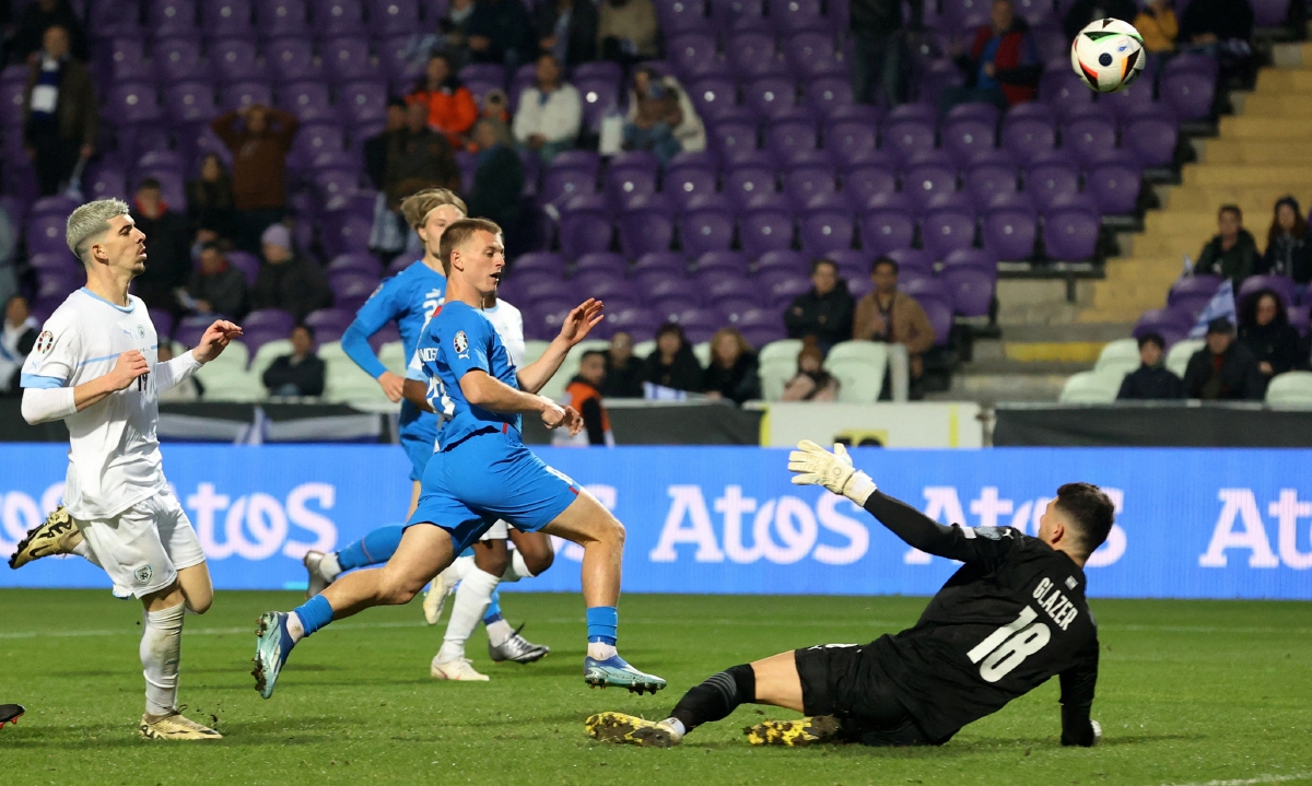 AKSI Gudmundsson menjaringkan gol ketiga Iceland. FOTO Reuters 
