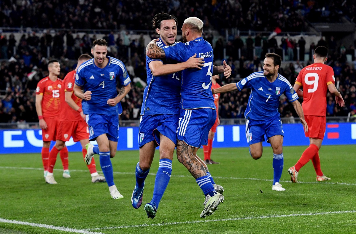 DARMIAN meraikan kejayaan meledak gol pertama Itali bersama Federico Dimarco. -FOTO Reuters