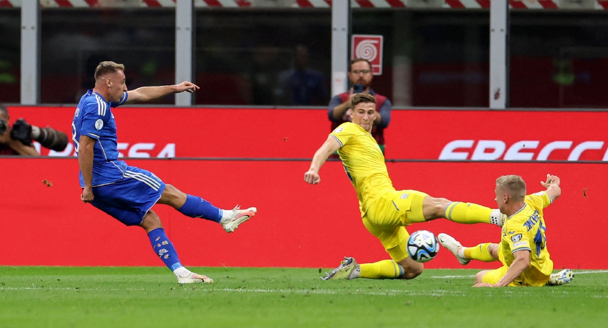 FRATTESI (kiri) merembat masuk gol sulung Itali ketika mengalahkan Ukraine, 2-1. FOTO REUTERS 