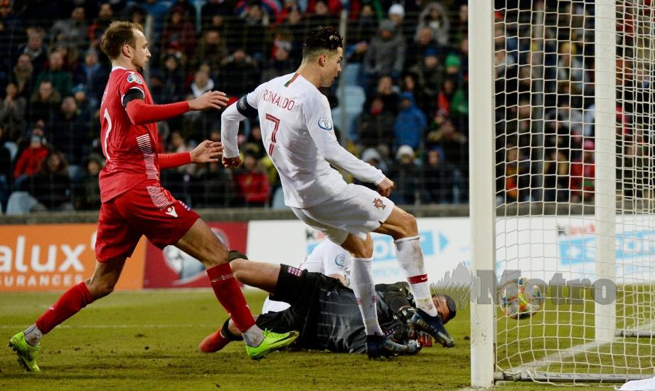 AKSI Ronaldo  menjaringkan gol kedua Portugal. - FOTO Reuters