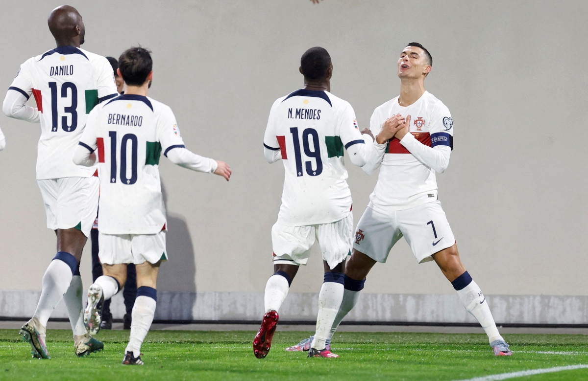 RONALDO (kanan) meraikan jaringannya bersama rakan sepasukan ketika membelasah Luxembourg 6-0. FOTO Reuters 