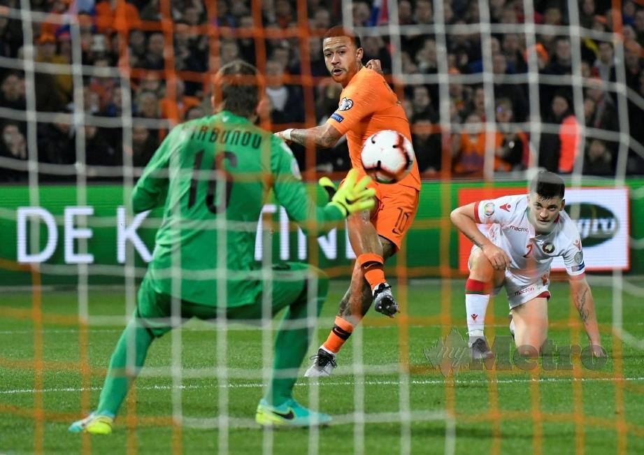 DEPAY meledakkan gol membenam Belarus 4-0. -Foto  REUTERS