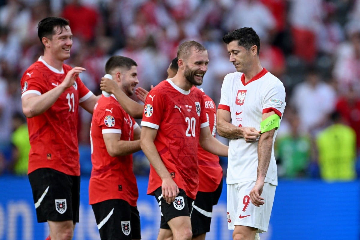 LEWANDOWSKI kecewa selepas pasukannya Poland mengalami kekalahan kedua seterusnya tersingkir daripada Euro 2024. -FOTO Reuters 