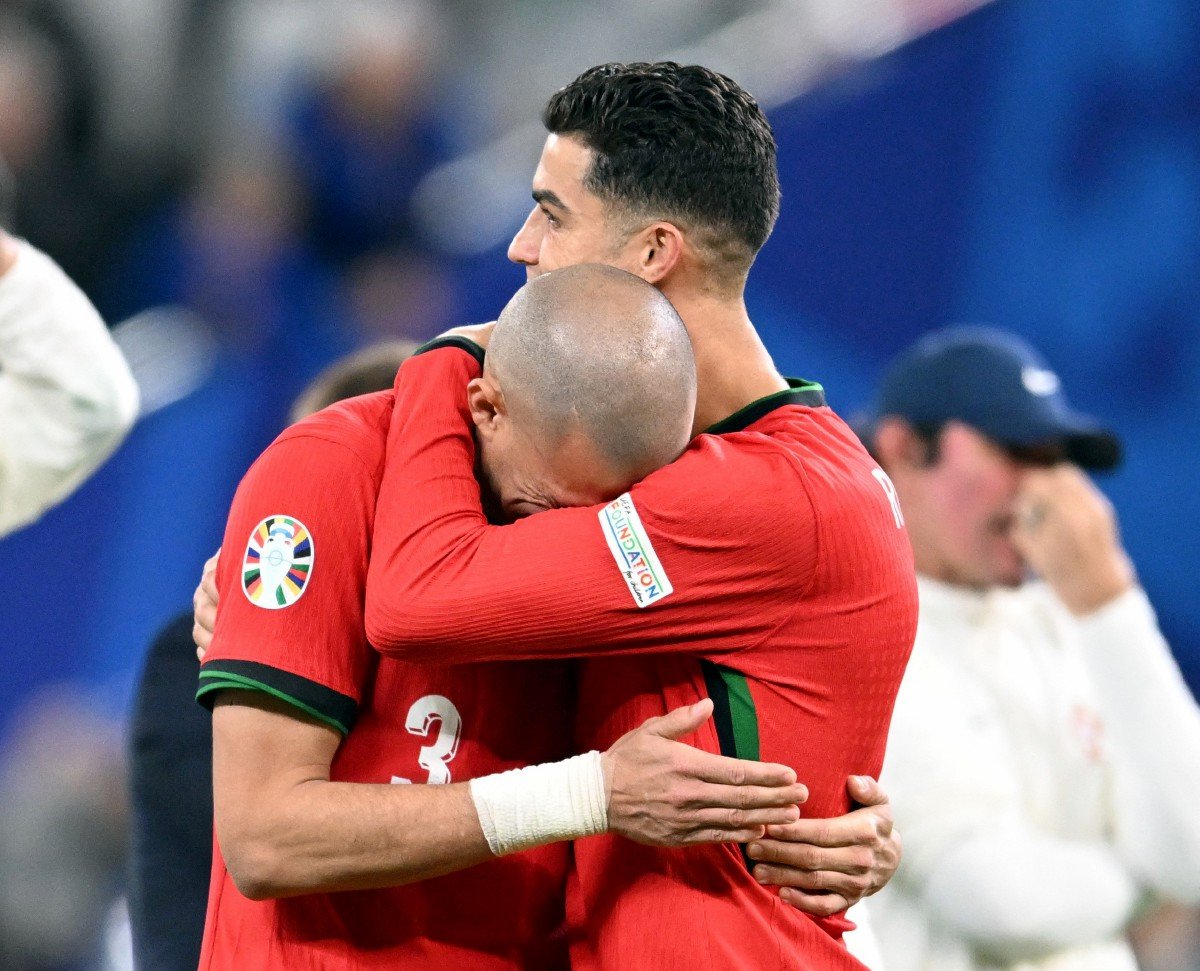 PEPE tidak dapat menahan sebak dan ditenangkan Cristiano Ronaldo selepas Portugal tugas kepada Perancis menerusi sepakan penalti. -FOTO Reuters 