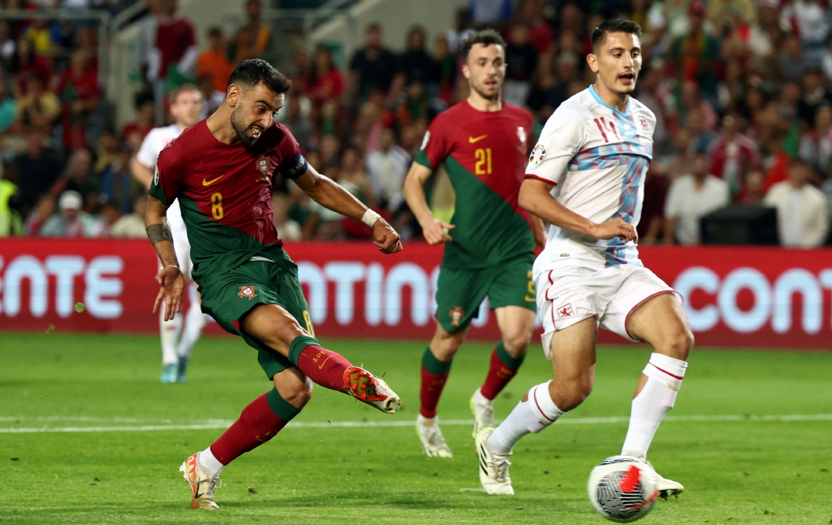 FERNANDES (kiri) menjaringkan gol kelapan Portugal ketika membelasah Luxembourg - 9-0. FOTO REUTERS 