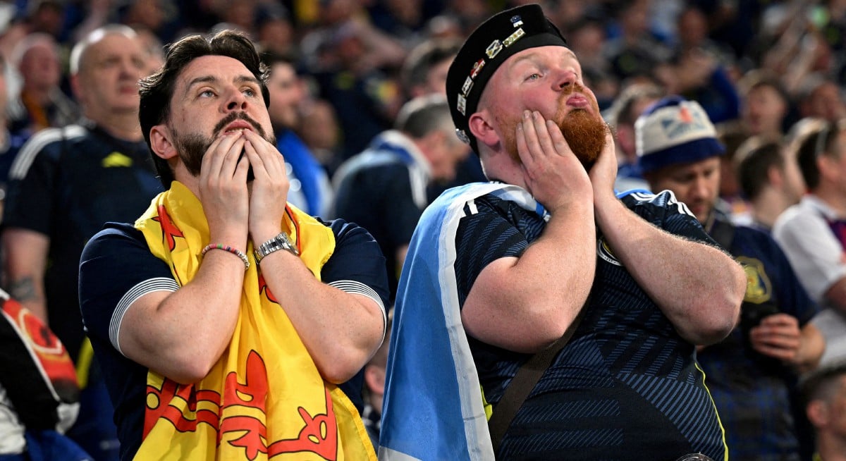 PENYOKONG Scotland masih lagi merasai kekecewaan dibelasah Jerman. FOTO Reuters