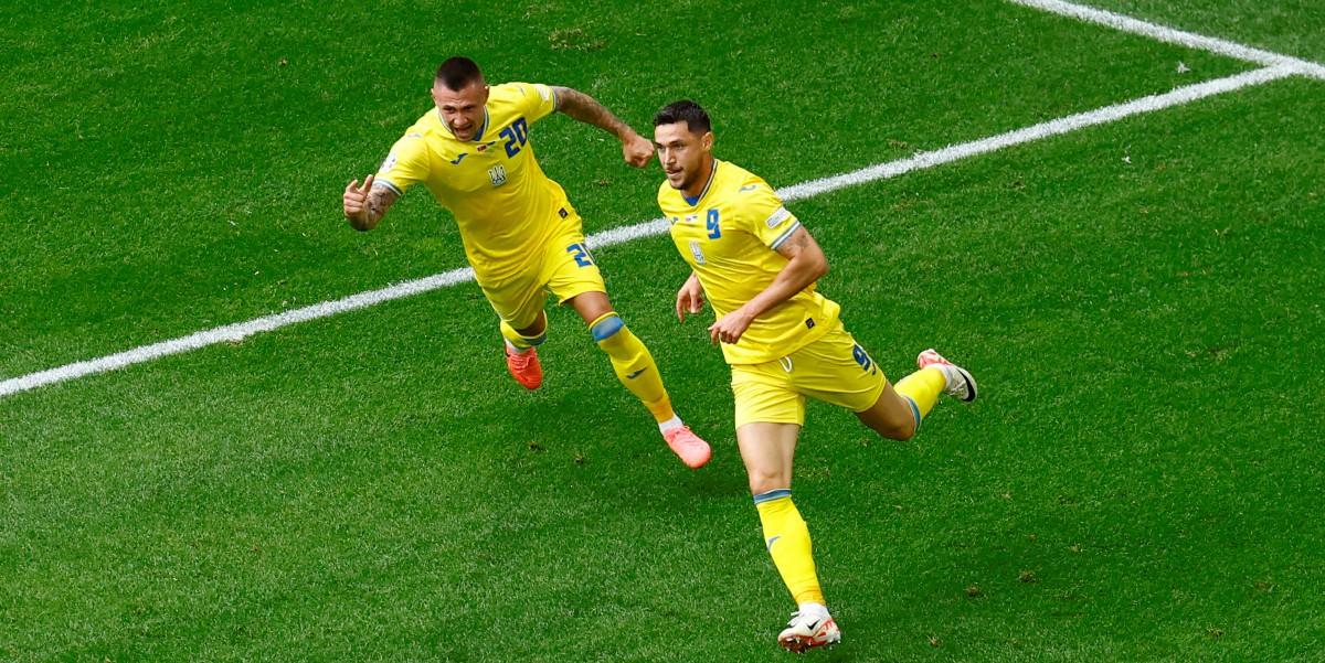 YAREMCHUK meraikan gol kemenangan bersama Oleksandr Zubkov. FOTO Reuters