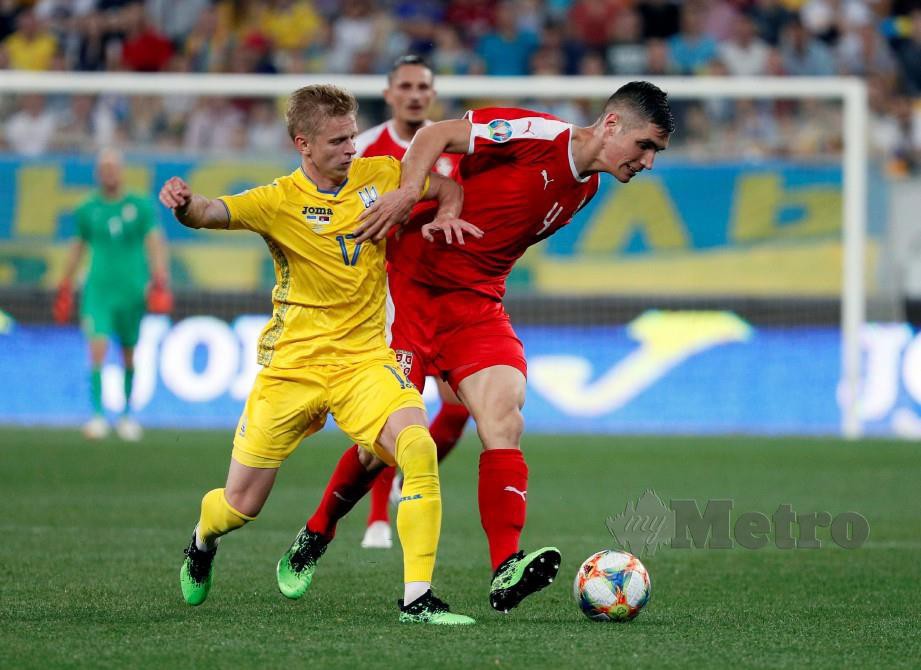 Pemain Serbia, Nikola Milenkovic (kanan) cuba menghalang pemain Ukraine, Oleksandr Zinchenko. FOTO Reuters