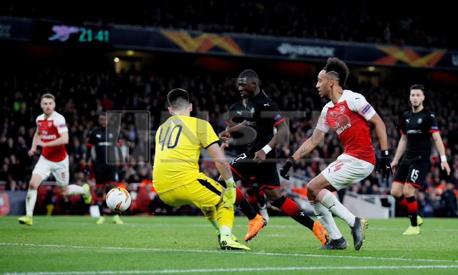 Penyerang Arsenal, Pierre-Emerick Aubameyang (dua dari kanan) menjaringkan dua gol ketika perlawanan menentang Rennes. FOTO Reuters.