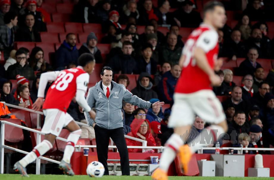 Reaksi Unai Emery (tengah) ketika membimbing Arsenal bagi salah satu perlawanan Liga Perdana Inggeris. FOTO Reuters.