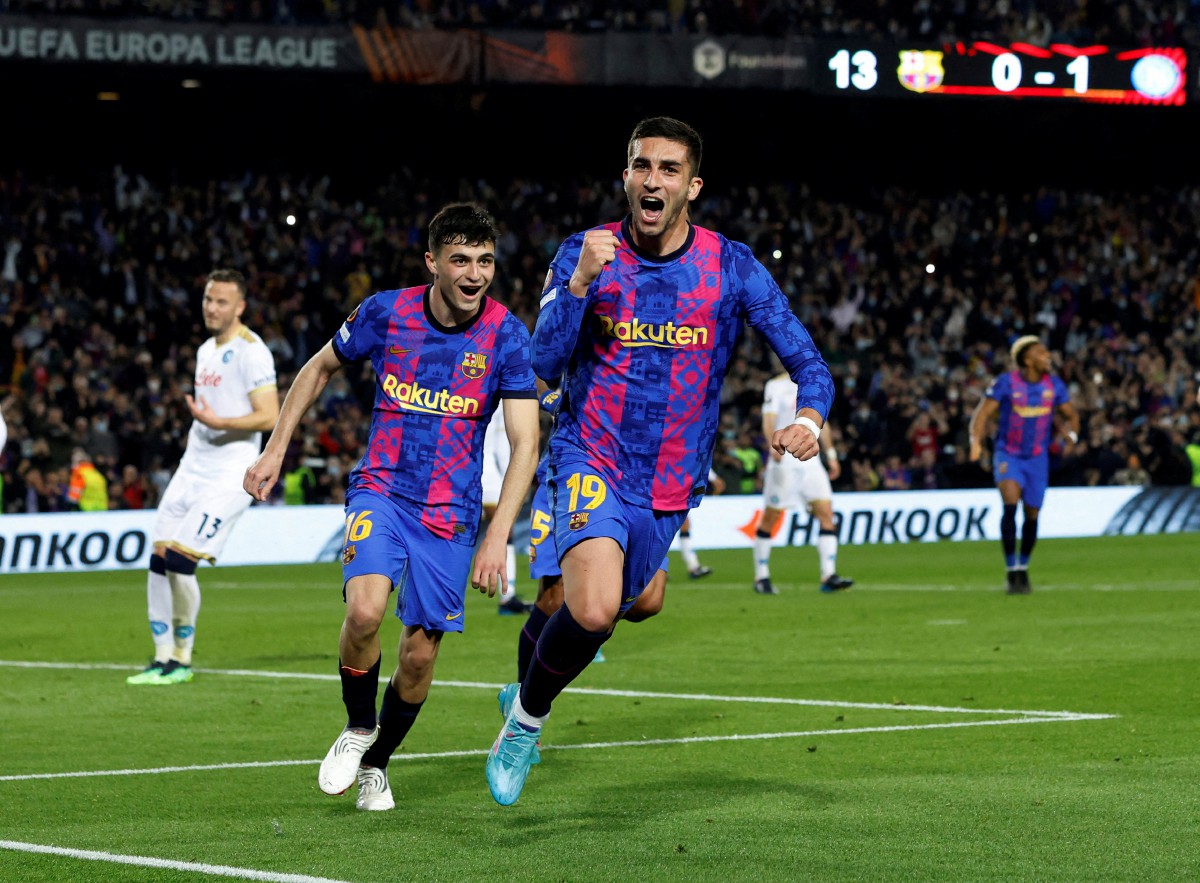 Penyerang Barcelona Ferran Torres menyempurnakan penalti buat pasukannya ketika seri berdepan Napoli dalam aksi Liga Europa. FOTO Reuters