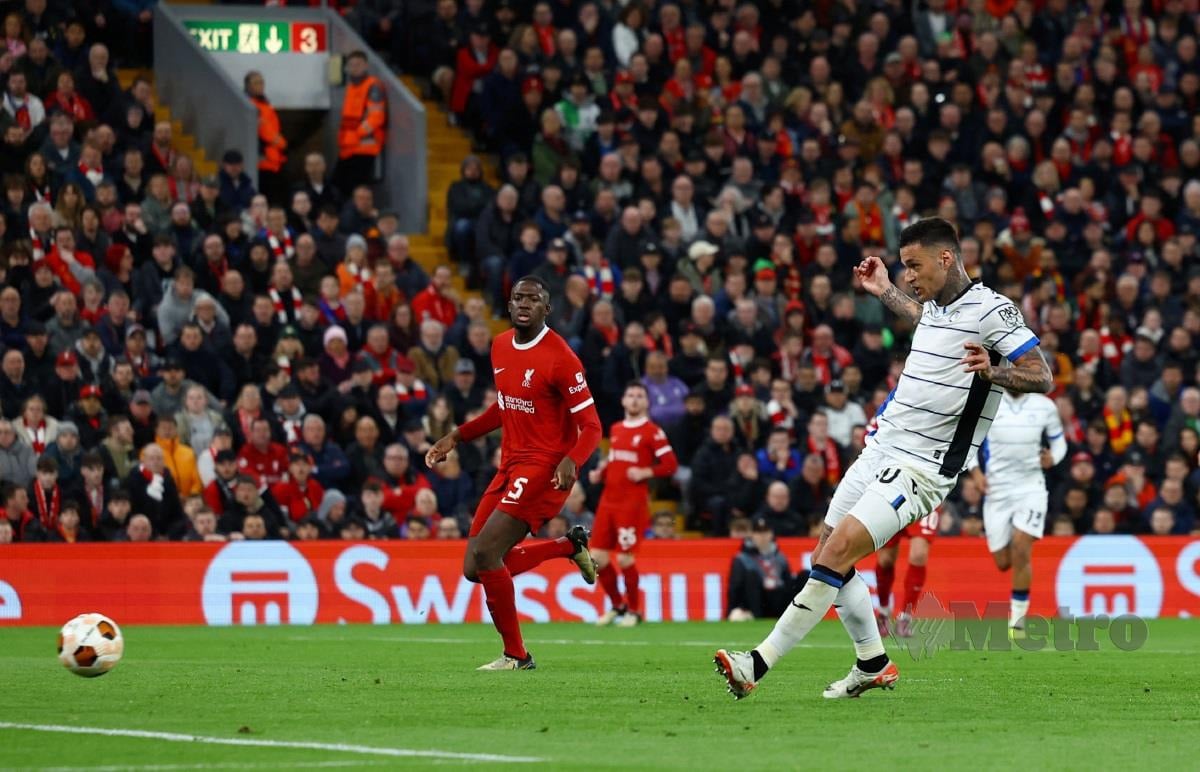 PemainAtalanta Gianluca Scamacca menjaringkan gol kedua ketika pasukannya membelasah Liverpool 3-0.