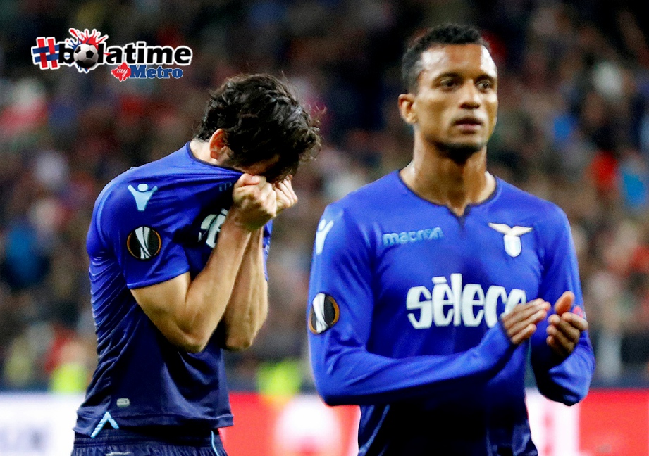 PEMAIN Lazio Marco Parolo (kiri) kecewa selepas tersingkir pada aksi suku akhir Liga Europa. FOTO/REUTERS 