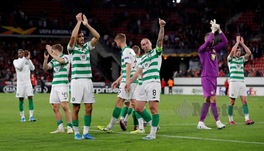 PEMAIN Celtic, Scott Brown dan rakan sepasukan bergembira selepas tamat perlawanan. - FOTO Reuters  