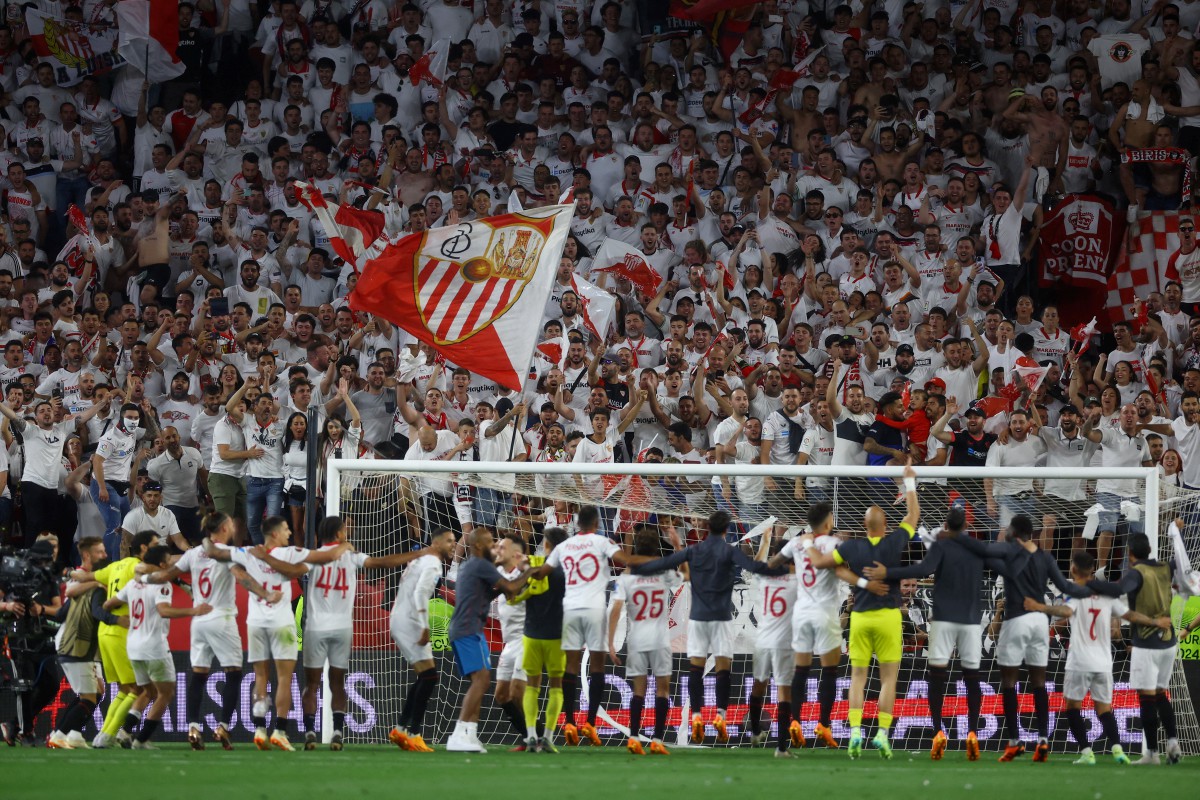 BARISAN pemain Seville meraikan kejayaan mereka bersama penyokong selepas mara ke separuh akhir Liga Europa. FOTO Reuters 