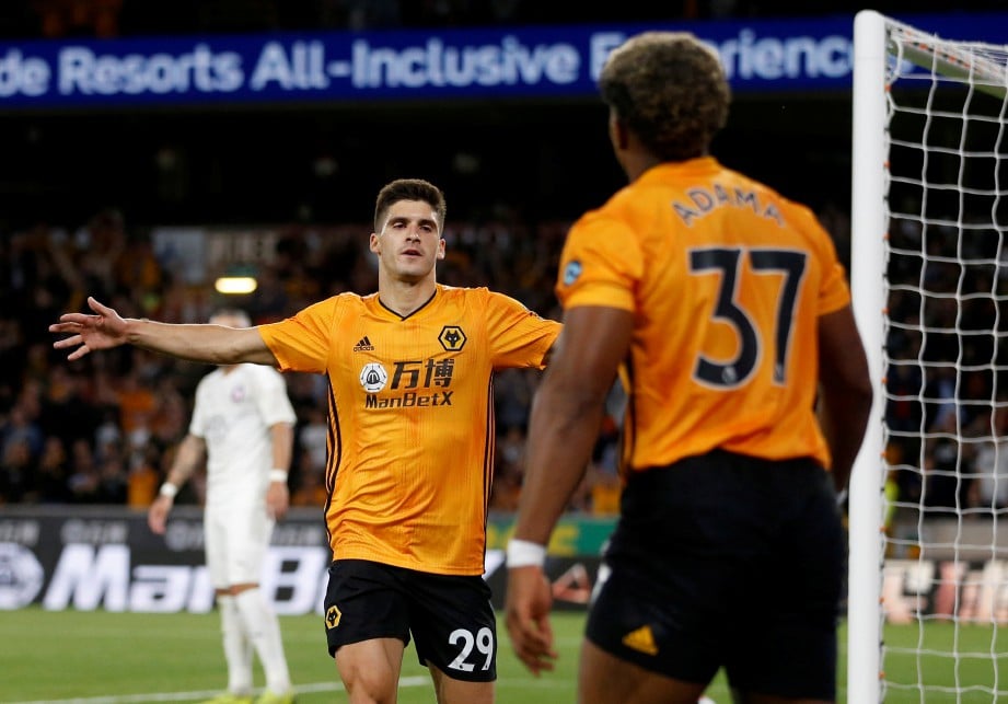 RUBEN Vinagre bersama  Adama Traore meraikan gol ketika Wolverhampton Wanderers menewaskan  Armenia Pyunik. FOTO Reuters