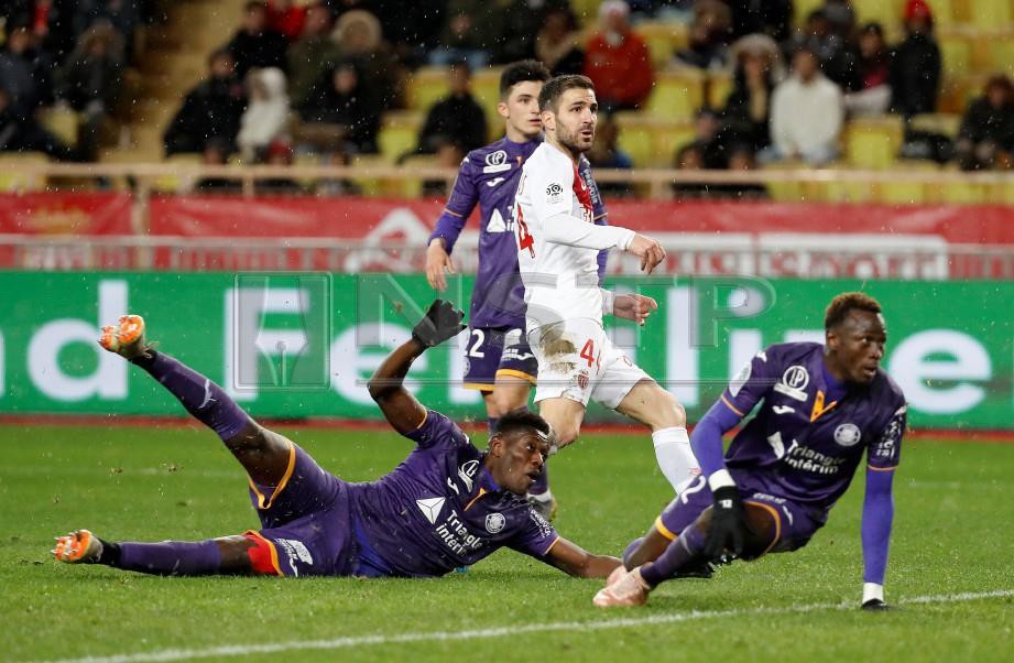 FABREGAS menjaringkan gol kedua Monaco. - FOTO Reuters 