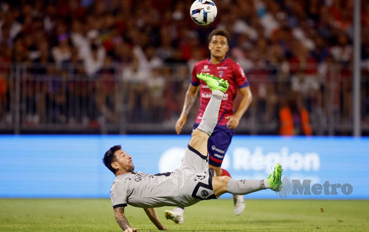 MESSI melakukan jaringan akrobatik ketika PSG menumpaskan Clermont 5-0. FOTO Reuters