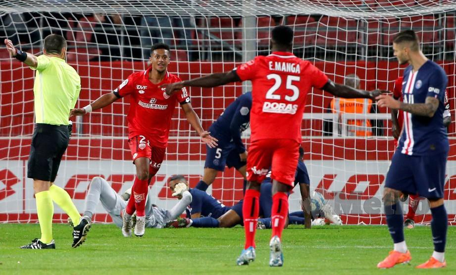 Pemain Dijon, Mounir Chouiar (dua kiri) meraikan jaringan ketika berdepan PSG dalam saingan Ligue 1 Perancis. FOTO Reuters