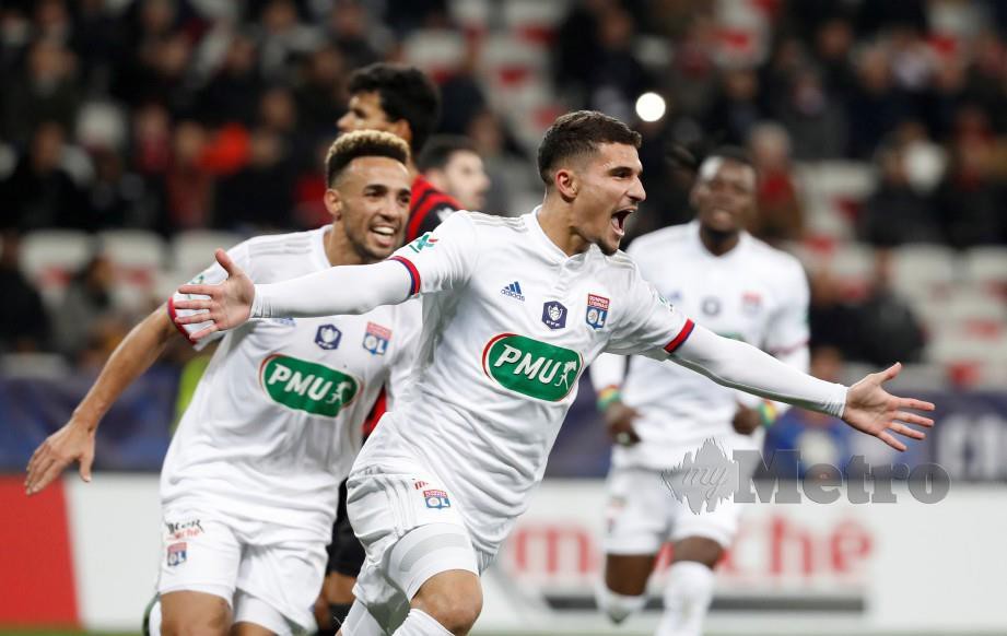 Pemain Lyon, Houssem Aouar meraikan jaringan penalti berdepan Nice. FOTO Reuters