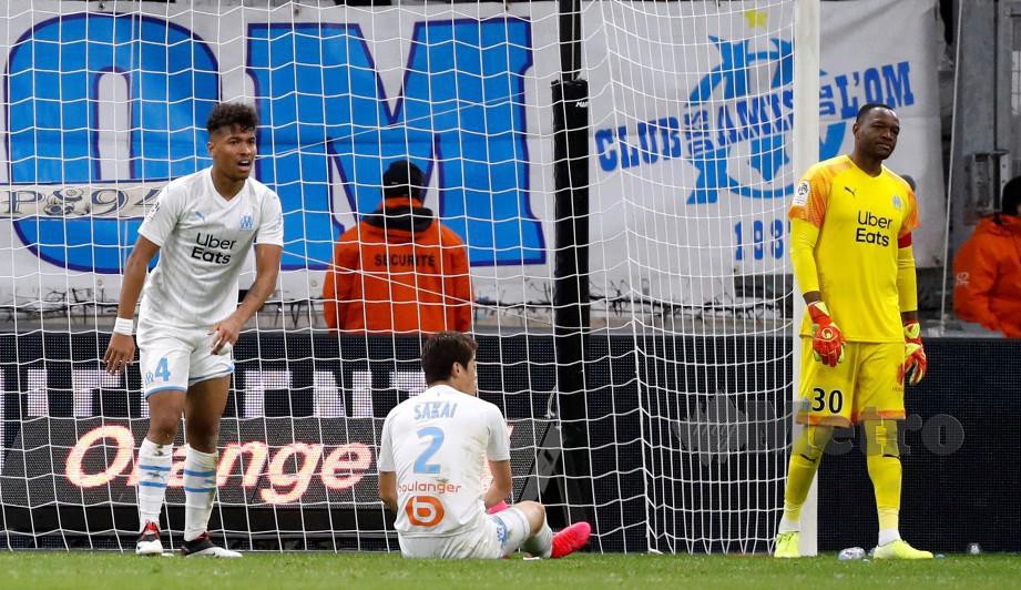 PEMAIN Marseille kecewa selepas Amiens berjaya menjarigkan gol penyamaan pada masa kecederaan seterusnya menghalang mereka meraih tiga mata. FOTO REUTERS