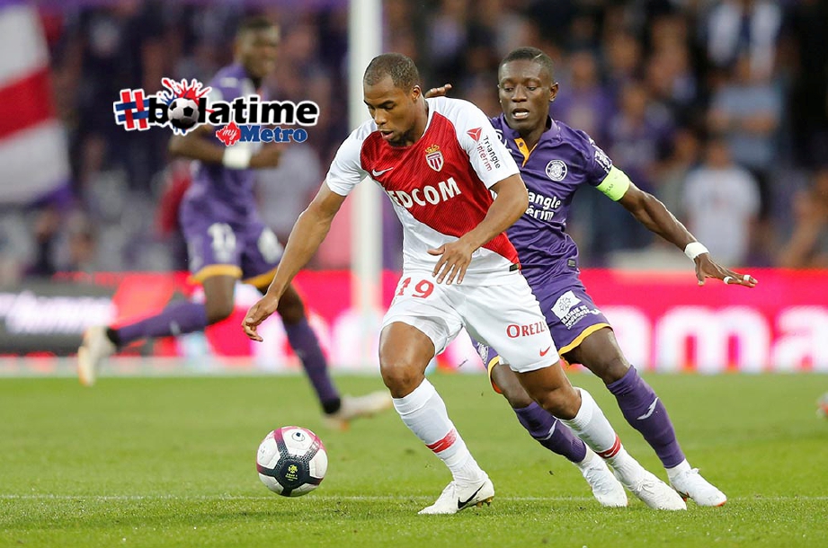 PEMAIN AS Monaco, Djibril Sidibe (kiri) melepasi pertahanan Toulouse. FOTO/REUTERS 